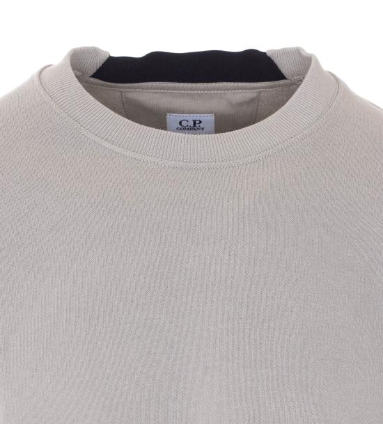 26SS 씨피 컴퍼니 다이애그널 레이즈드 플리스 크루넥 렌즈 스웨트셔츠 20CMSS713A005086W904 DOVE DOM - C.P. COMPANY