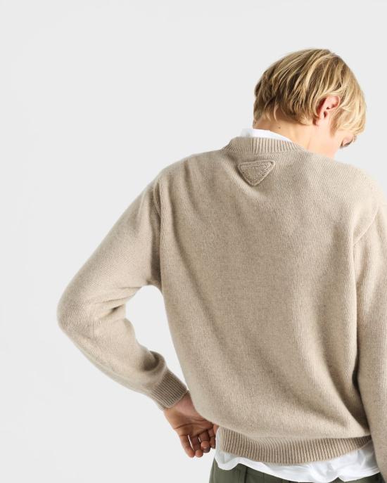 26SS 프라다 리캐시미어 크루넥 스웨터 UMB67416ZJ F0AP2 CANAPA - PRADA