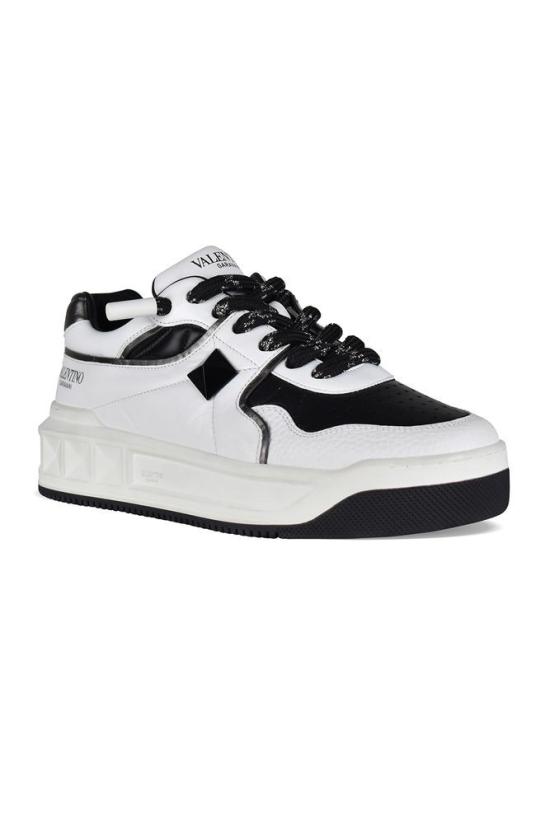  발렌티노 가라바니 스니커즈 스터드 장식과 견고한 아웃솔이 특징인 로우탑 - VALENTINO GARAVANI