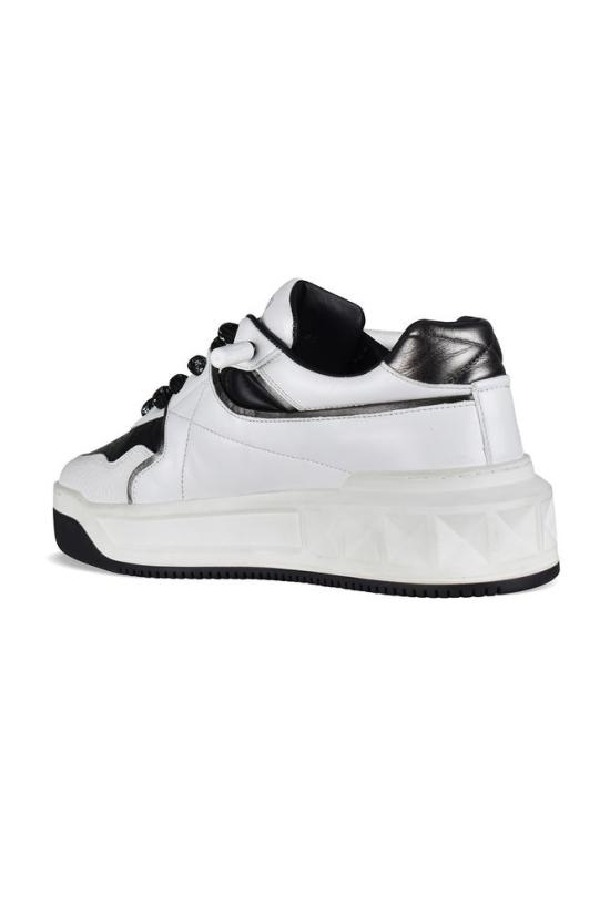  발렌티노 가라바니 스니커즈 스터드 장식과 견고한 아웃솔이 특징인 로우탑 - VALENTINO GARAVANI