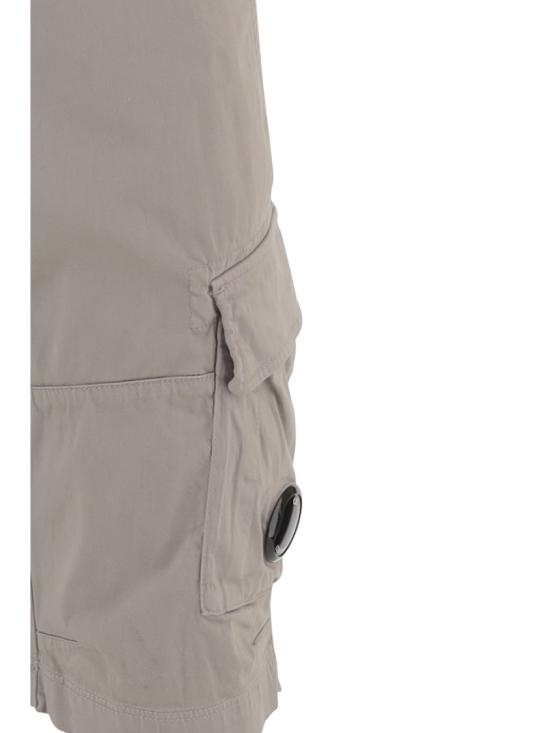 26SS 씨피 컴퍼니 스트레치 사틴 카고 렌즈 쇼츠 도브 20CMBE746A005694G904 Grey - C.P. COMPANY
