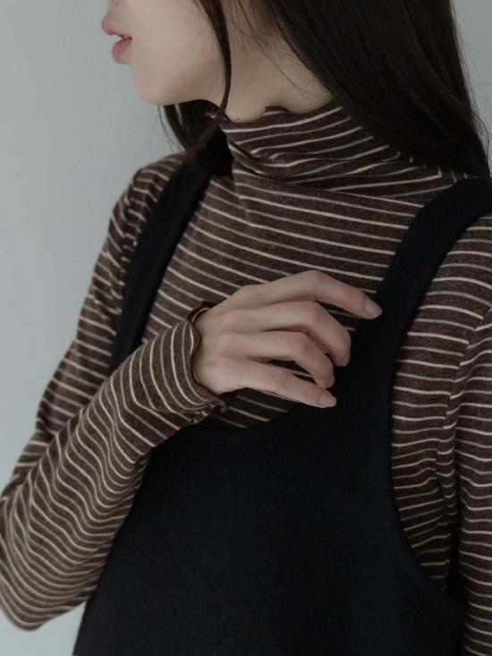  더 엔케이씨 스토어 터틀넥 NKC 스토어 캐시  탑 - The NKC Store