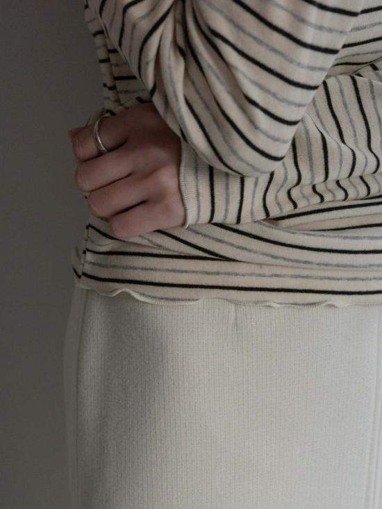  더 엔케이씨 스토어 터틀넥 NKC 스토어 캐시  탑 - The NKC Store