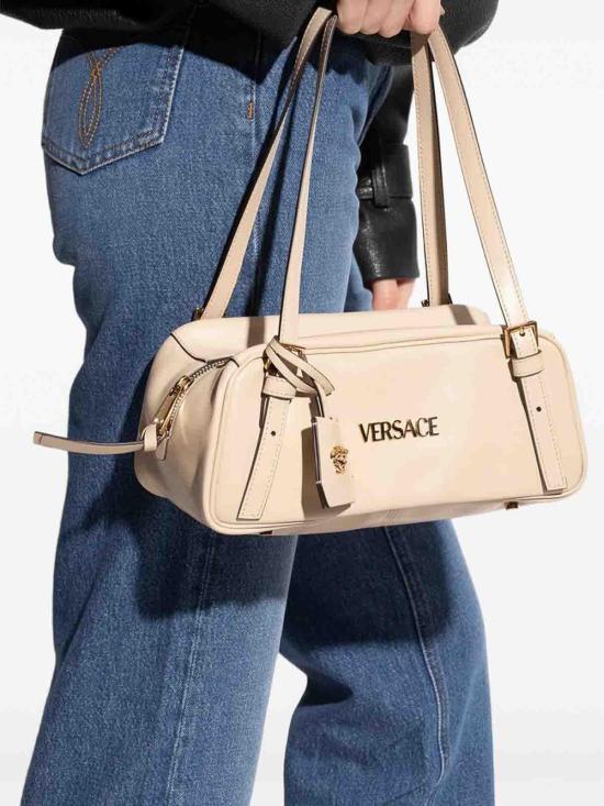 26SS 베르사체 VERSACE TAG 나파 볼링백 1A1317110157921YD7V Cream - VERSACE