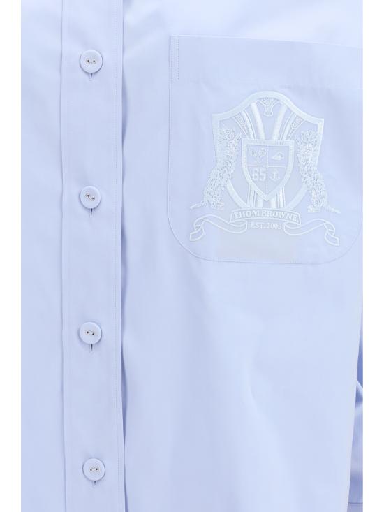 26SS 톰브라운 솔리드 포플린 크레스트 엠브로이더리 암밴드 슈퍼사이즈 셔츠 FLL079EF1004 480 LIGHT BLUE - THOM BROWNE