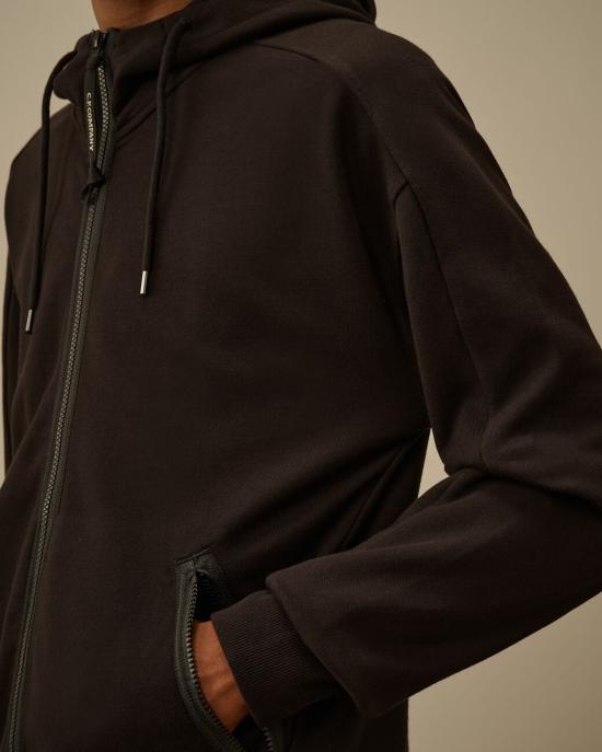 26SS 씨피 컴퍼니 다이애그널 레이즈드 플리스 고글 스웨트셔츠 RCCMSS715A005086W 999 Black - C.P. COMPANY