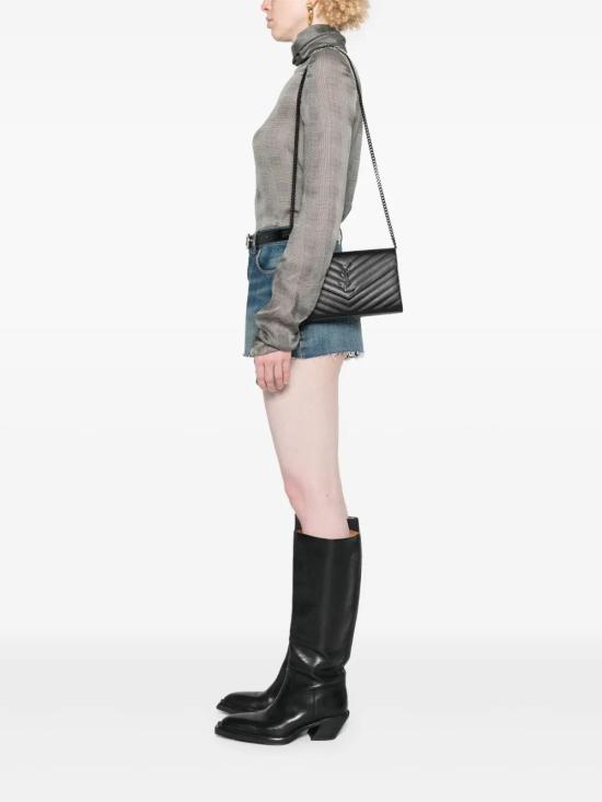 26SS 생로랑 그랑 드 뿌드르 엠보스드 레더 카산드라 마틀라세 체인 지갑 377828BOW081000 BLACK - SAINT LAURENT