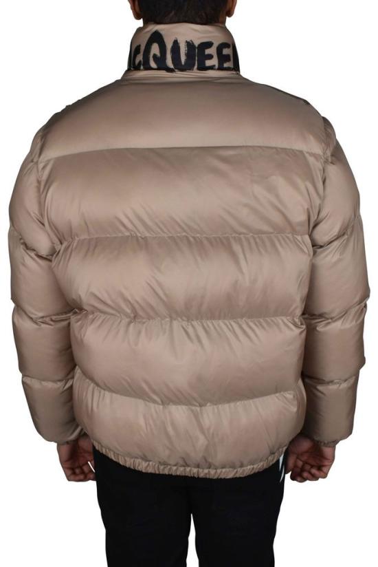  알렉산더 맥퀸 숏패딩 그래피티 문구가 새겨진 누빔 반팔 재킷 - ALEXANDER MCQUEEN