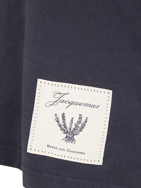 26SS 자크뮈스 반팔 티셔츠 26ETSM00624AJ00045 3EO ROSEMARY LABEL DARK NAVY - JACQUEMUS