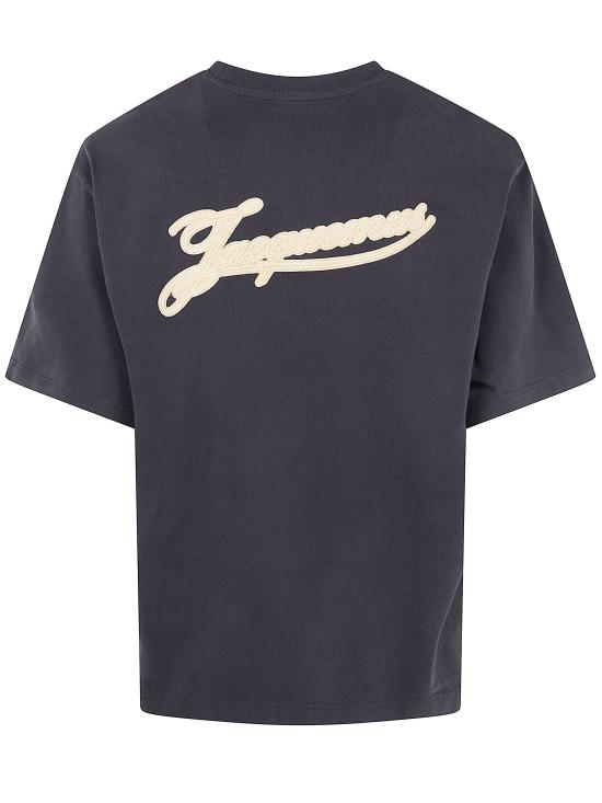 26SS 자크뮈스 반팔 티셔츠 26ETSM00624AJ00045 3EO ROSEMARY LABEL DARK NAVY - JACQUEMUS