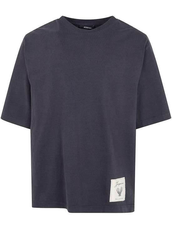 26SS 자크뮈스 반팔 티셔츠 26ETSM00624AJ00045 3EO ROSEMARY LABEL DARK NAVY - JACQUEMUS