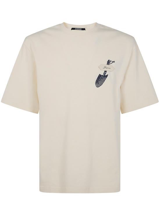 26SS 자크뮈스 반팔 티셔츠 26ETSM00623AJ00226 1NZ EMBROIDERED SHOVEL OFF WHITE - JACQUEMUS