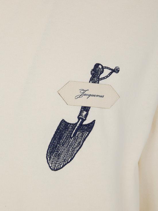 26SS 자크뮈스 반팔 티셔츠 26ETSM00623AJ00226 1NZ EMBROIDERED SHOVEL OFF WHITE - JACQUEMUS