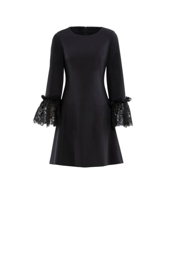  사이드 코베이시 숏 원피스 섬세한 러플 디테일이 돋보이는 짧은 기장의 제트 블랙 레이스 드레스
