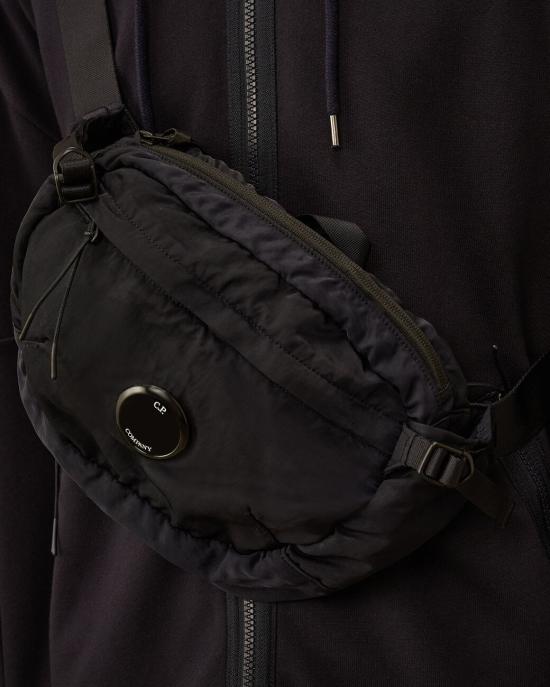 26SS 씨피 컴퍼니 나일론 B 렌즈 크로스바디 RCCMAC734A 005269G 888 Total eclipse - C.P. COMPANY