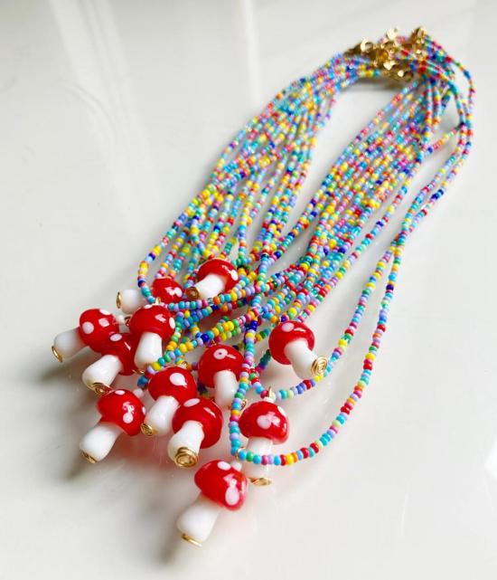  Designed by Emily Ann 목걸이/팬던트 에밀리 앤이 디자인한 버섯 모양 비즈 목걸이 (다채로운 색상)