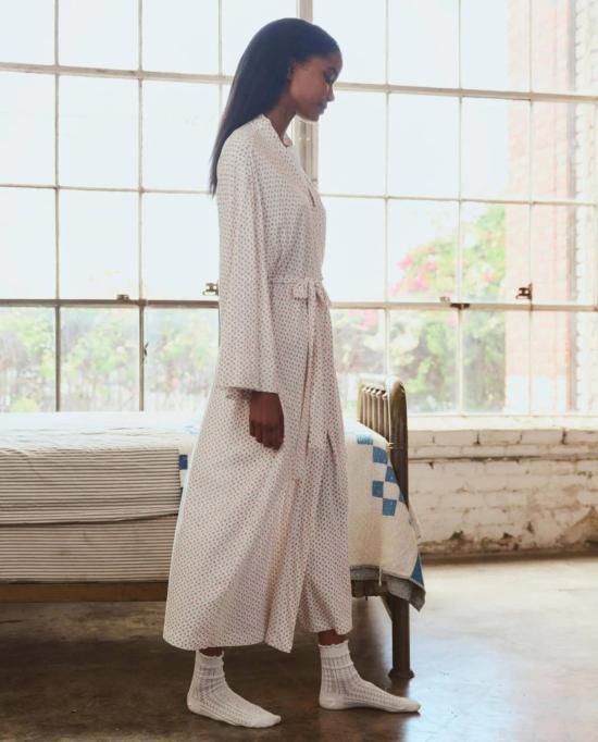  더 그레이트 라운지 웨어 . 캘리코 로즈 색상의 저지 슬립 로브