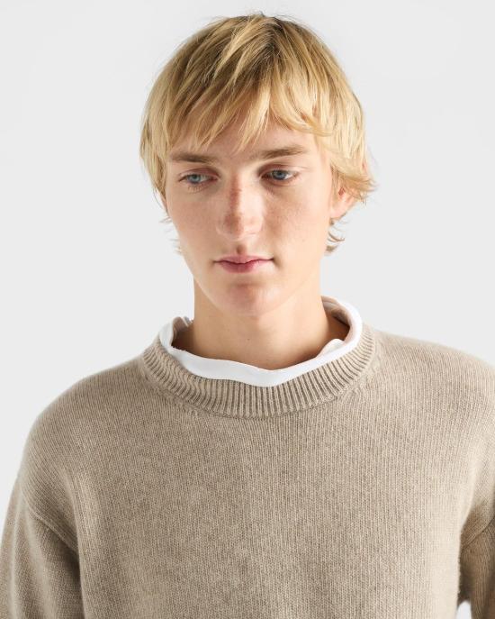 26SS 프라다 리캐시미어 크루넥 스웨터 UMB67416ZJ F0AP2 BROWN - PRADA