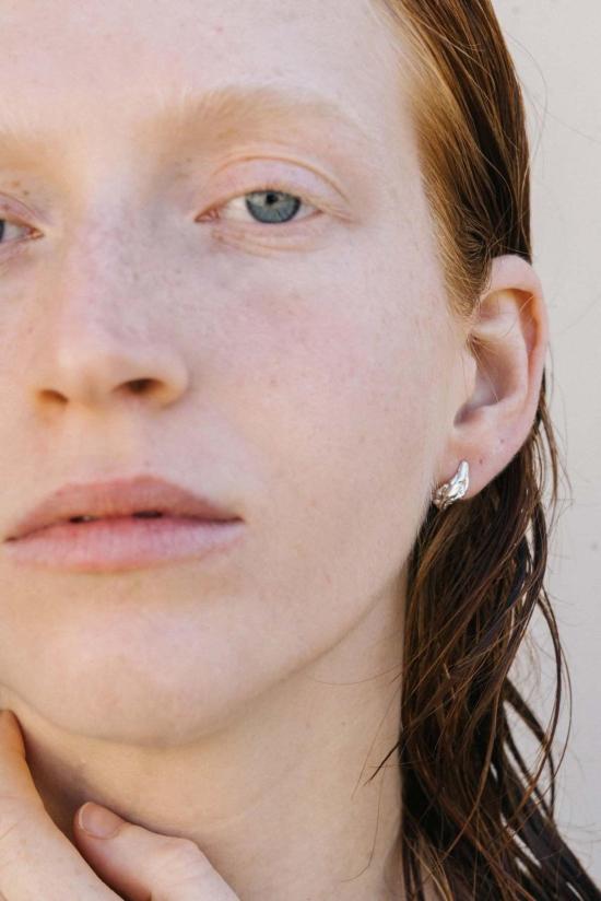  스윔 투 더 문 이어링 달까지 헤엄치기 오스트라 스터드 귀걸이 - SWIM TO THE MOON