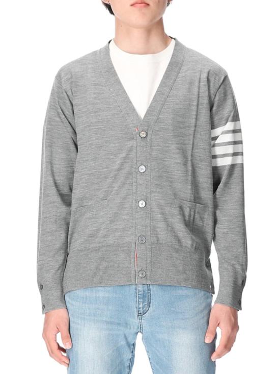 25SS 톰브라운 4바 서스테이너블 파인 메리노 울 클래식 가디건 MKC002AY1014058 Grey - THOM BROWNE