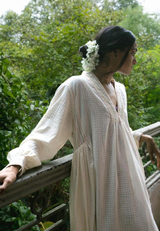  IKKIVI 롱 원피스 이키비 누르 오프 화이트 드레스 - IKKIVI