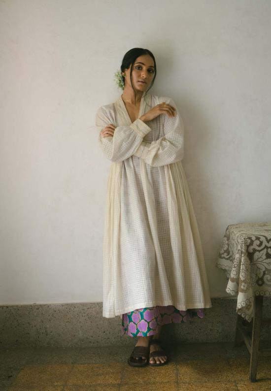  IKKIVI 롱 원피스 이키비 누르 오프 화이트 드레스 - IKKIVI