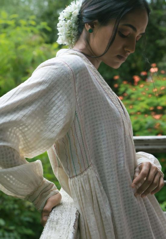  IKKIVI 롱 원피스 이키비 누르 오프 화이트 드레스 - IKKIVI