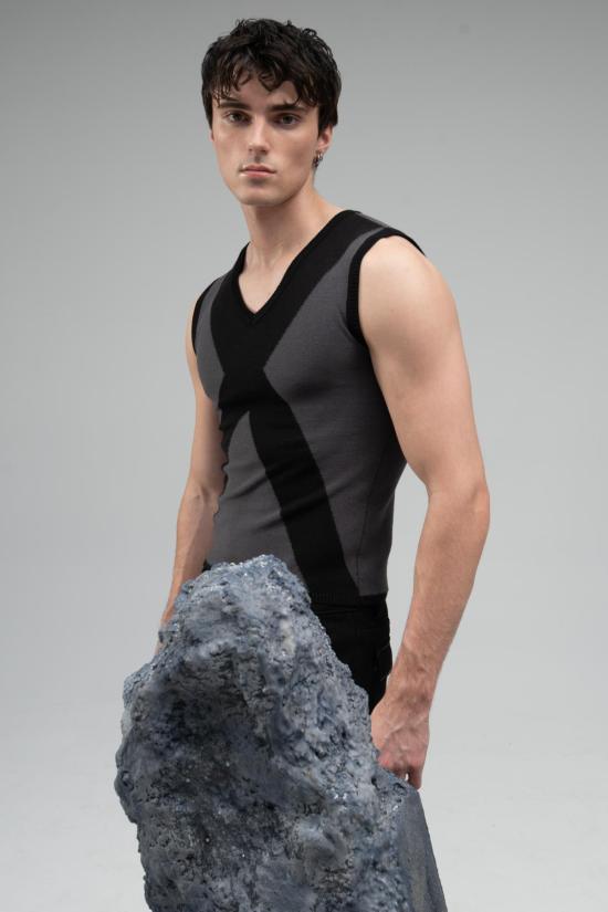  팡 뉴욕 민소매 티셔츠 팡 NYC 크로스 브이넥 탑 블랙 - FANG NYC