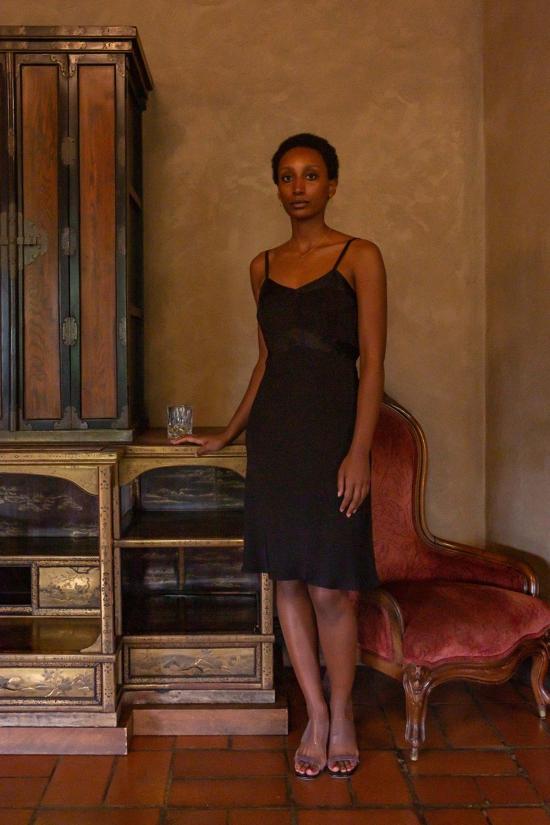  에리카 타노브 라운지 웨어 에리카 타노프 롤라 실크 샤르뫼즈 슬립 드레스 블랙 - ERICA TANOV