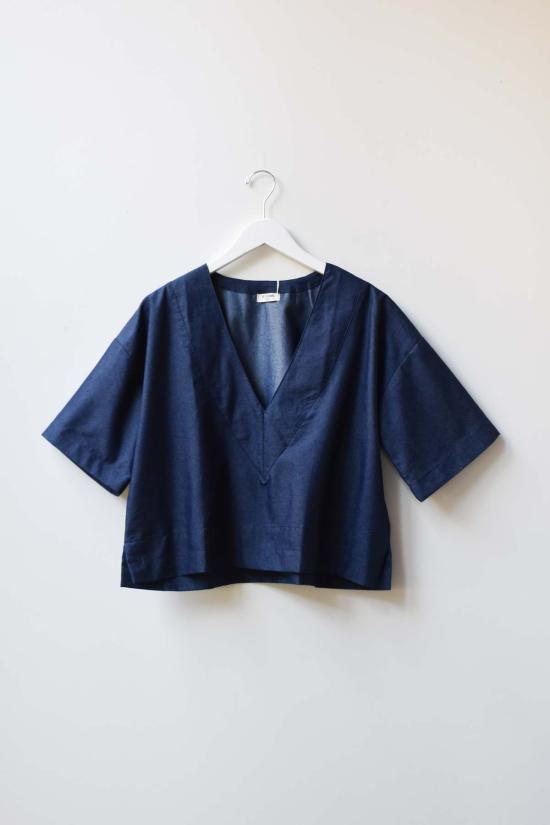  앳 던 블라우스 새벽에. 데님 브이넥 탑