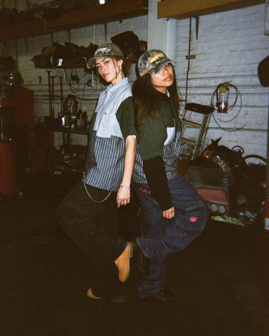  Tilted Brim 반팔 티셔츠 틸티드 브림 벤 데이비스 X 틸티드 브림 X 홀리 스티치 하프 집업 셔츠 멀티 - TILTED BRIM