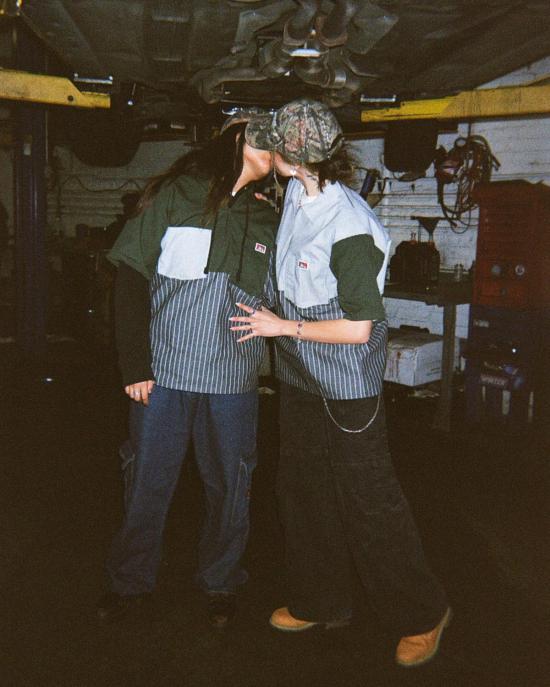  Tilted Brim 반팔 티셔츠 틸티드 브림 벤 데이비스 X 틸티드 브림 X 홀리 스티치 하프 집업 셔츠 멀티 - TILTED BRIM