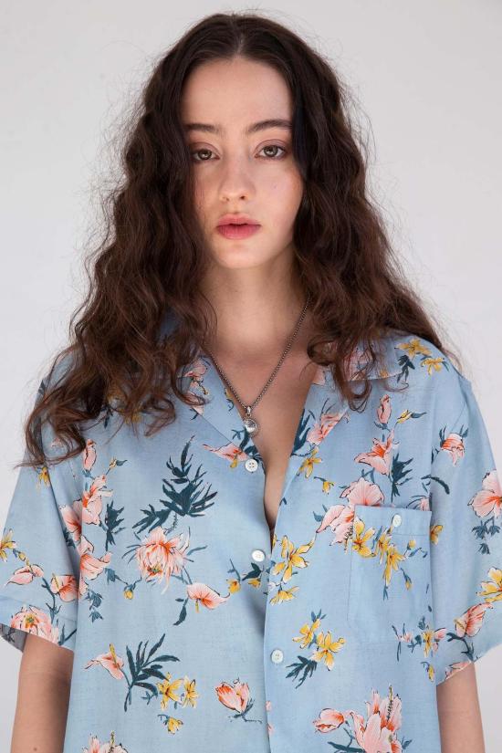  Graphia New York 반팔 셔츠 그라피아 뉴욕 '데시' 반팔 캠프 칼라 탑 블루 우키요에 히비스커스 프린트 - GRAPHIA NEW YORK