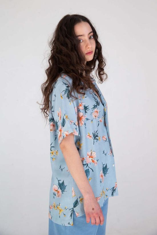  Graphia New York 반팔 셔츠 그라피아 뉴욕 '데시' 반팔 캠프 칼라 탑 블루 우키요에 히비스커스 프린트 - GRAPHIA NEW YORK