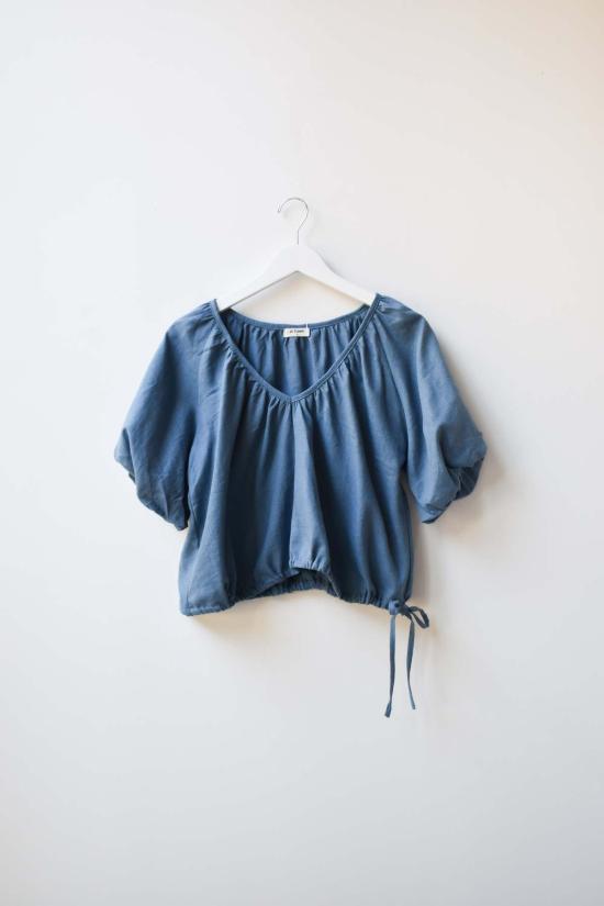  앳 던 블라우스 새벽에. 드로스트링 퍼프탑 - AT DAWN.