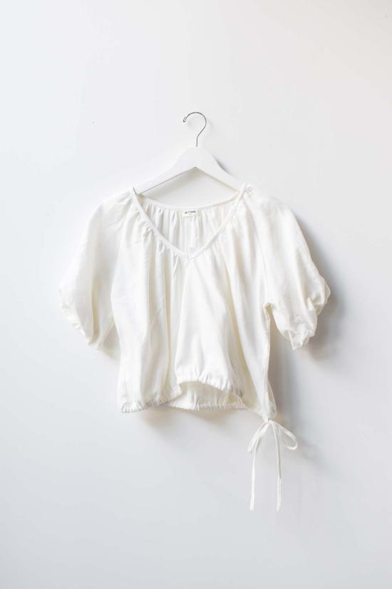  앳 던 블라우스 새벽에. 드로스트링 퍼프탑 - AT DAWN.