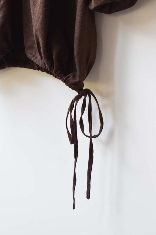  앳 던 블라우스 새벽에. 드로스트링 퍼프탑 - AT DAWN.