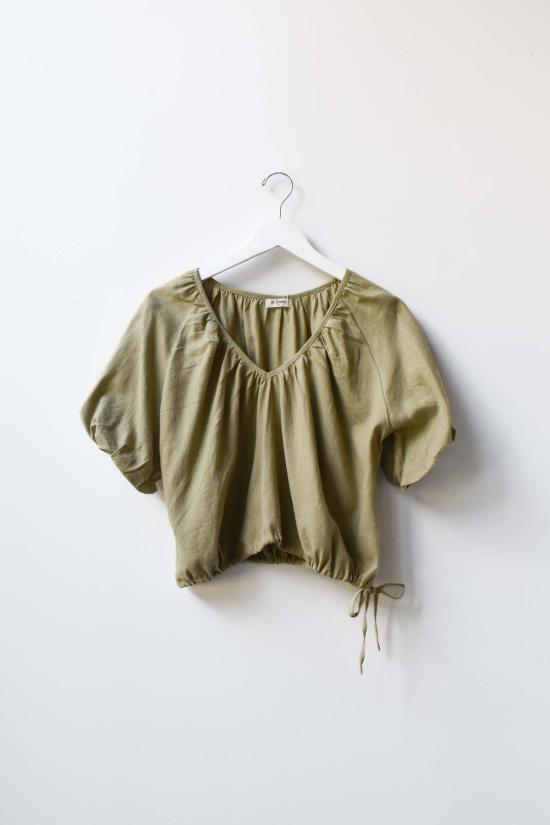  앳 던 블라우스 새벽에. 드로스트링 퍼프탑 - AT DAWN.