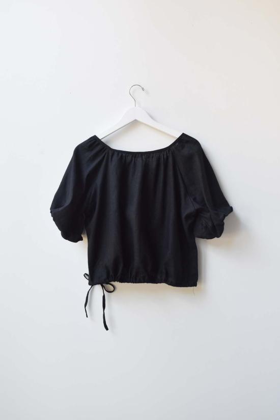  앳 던 블라우스 새벽에. 드로스트링 퍼프탑 - AT DAWN.