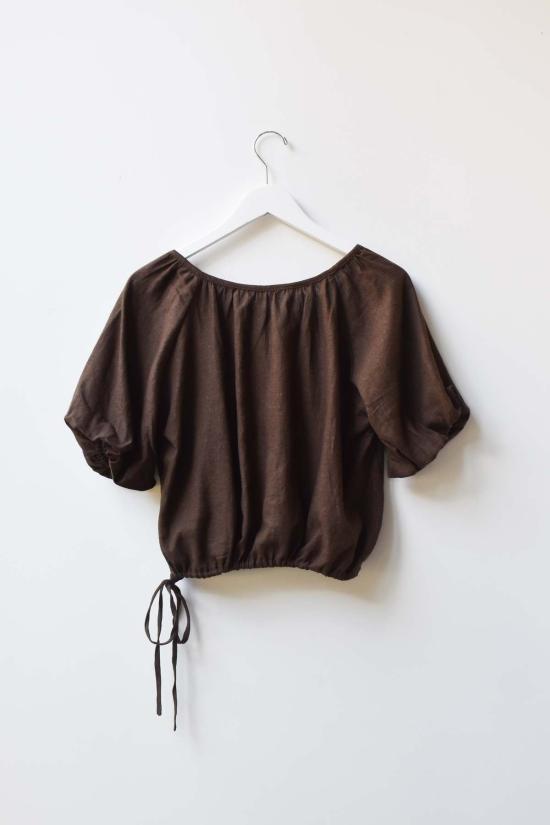  앳 던 블라우스 새벽에. 드로스트링 퍼프탑 - AT DAWN.