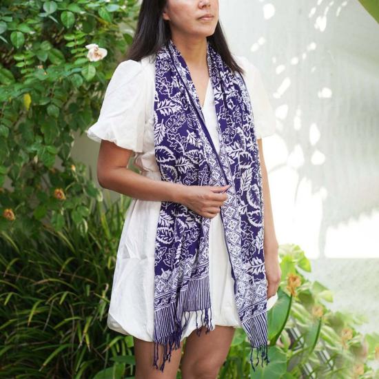  카시 코옵 머플러/스카프 Kasih Coop 손 염색 바틱 스카프 파란색 잎 - KASIH COOP