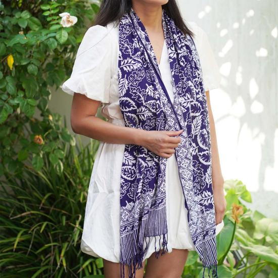  카시 코옵 머플러/스카프 Kasih Coop 손 염색 바틱 스카프 파란색 잎