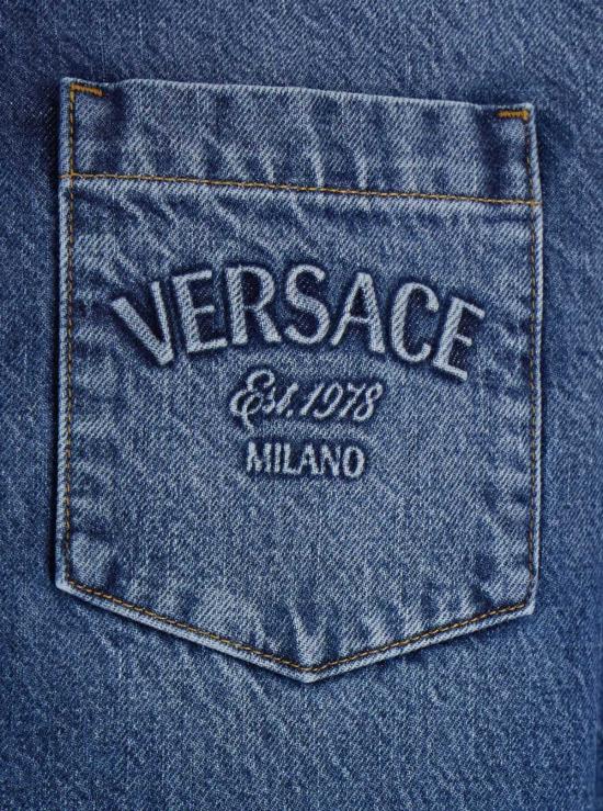  베르사체 데님 셔츠 블루 셔츠, 가슴 부분에 레터링 로고 자수 장식, 데님 소재, 미디엄 블루 색상 - VERSACE