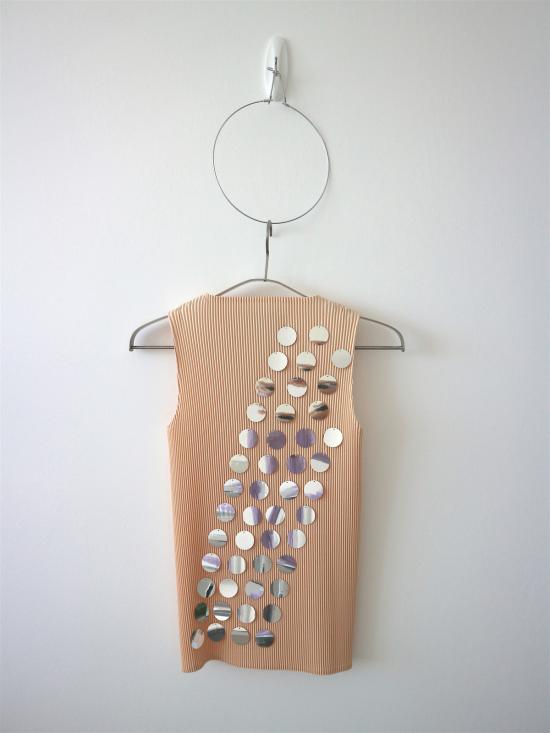  Kitty Joseph 민소매 티셔츠 키티 조셉 하이넥 플리츠 탑, 실버 미러 스팽글 장식, 크림색