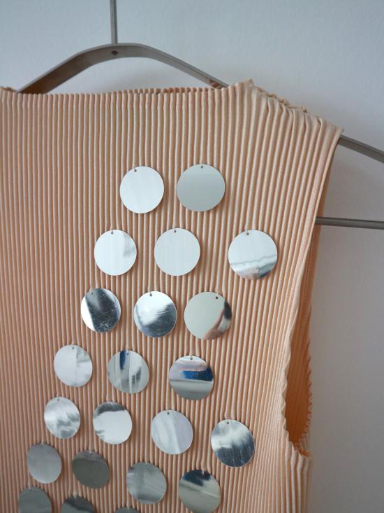  Kitty Joseph 민소매 티셔츠 키티 조셉 하이넥 플리츠 탑, 실버 미러 스팽글 장식, 크림색 - OTHER BRANDS