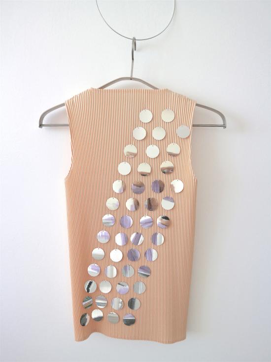  Kitty Joseph 민소매 티셔츠 키티 조셉 하이넥 플리츠 탑, 실버 미러 스팽글 장식, 크림색 - OTHER BRANDS