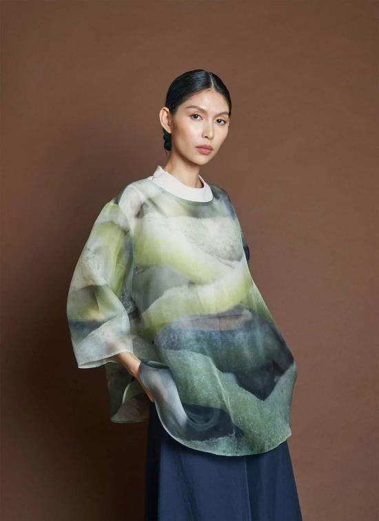  카렘 블라우스 아르나테 드롭 3/4 소매 프린트 오간자 실크 탑 루츠 프린트 실크 - KAAREM