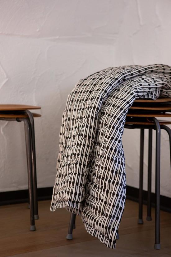  [키즈] Erica Tanov 침구 에리카 타노프 코튼 핸드 스티치 여행용 퀼트 내추럴/블랙 제이콥슨 - ERICA TANOV