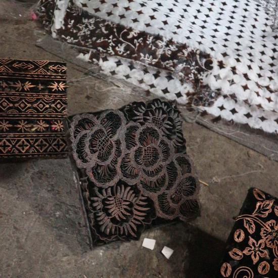  카시 코옵 머플러/스카프 Kasih Coop 손 염색 바틱 스카프 블루 장미 꽃무늬 - KASIH COOP