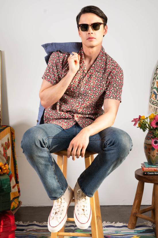  DUSHYANT. 반팔 셔츠 두샨트. 핸드 블록 프린팅 돈 캠프 칼라  베이지 주사위 아트 프린트 - DUSHYANT